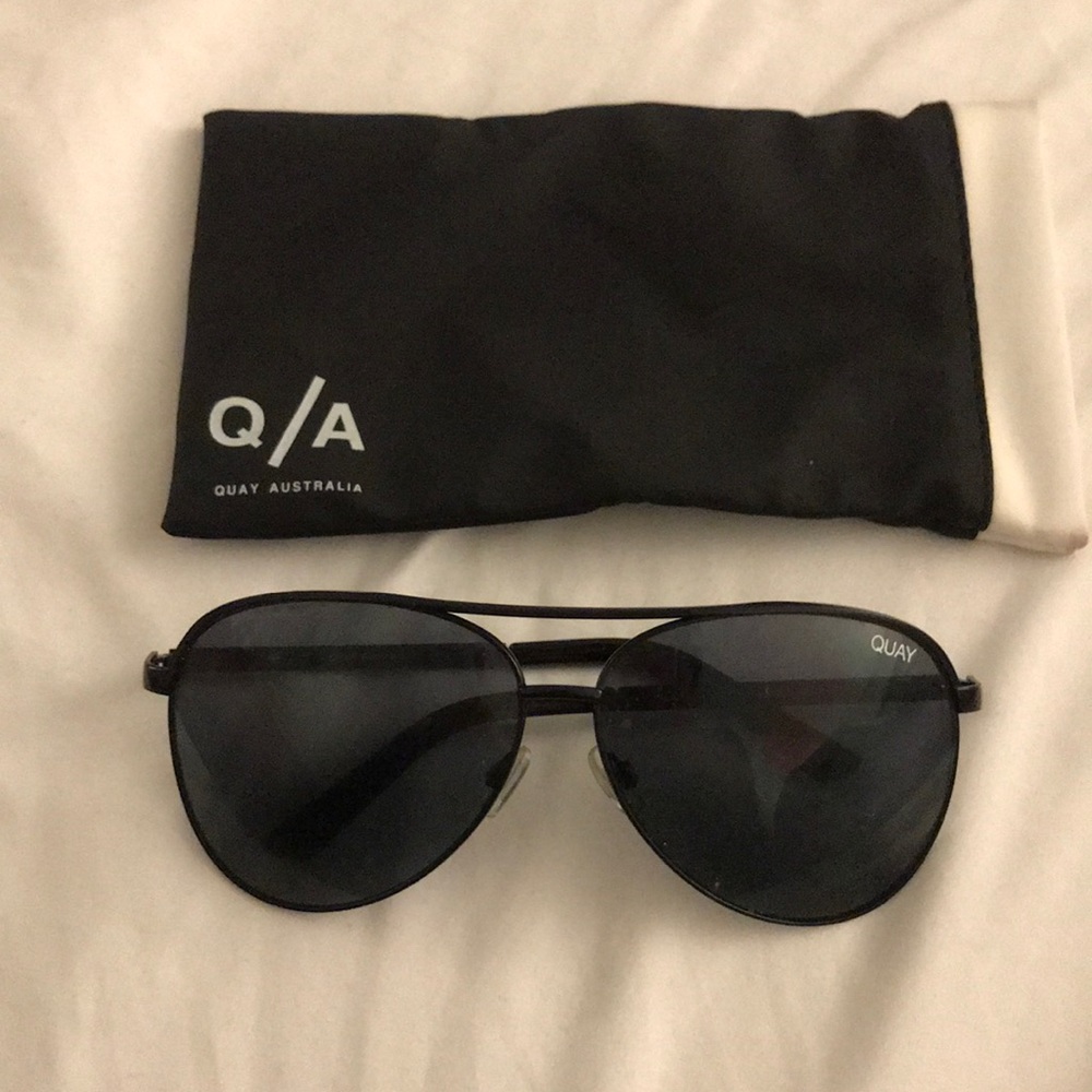 QUAY VIVIENNE AVIATORS SUNGLASSES.